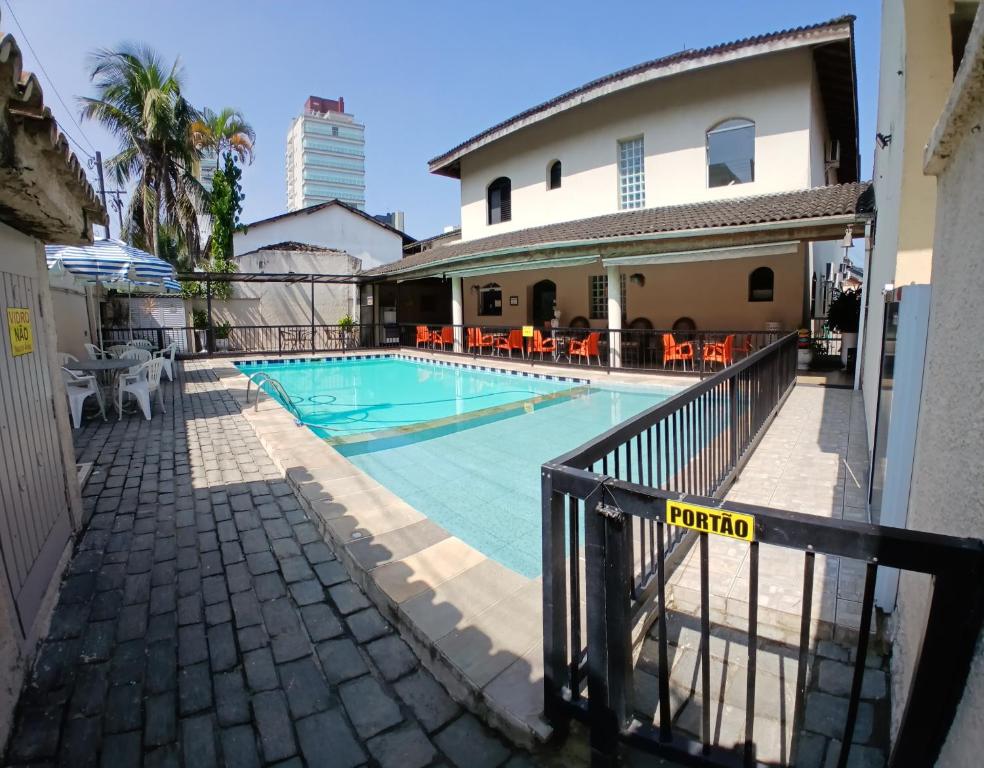 Área da piscina e fachada da pousada